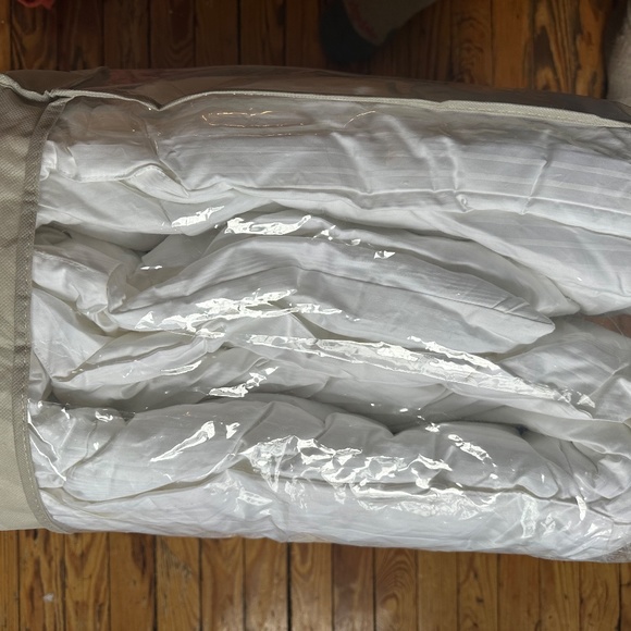 NEW! TOMMY BAHAMA Home Ultra Luxe Comforter Down Alternative King White - Picture 3 of 5